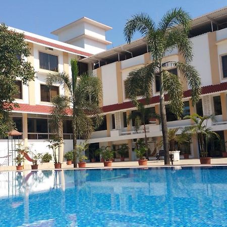Resort Silver Hills Lonavala Buitenkant foto