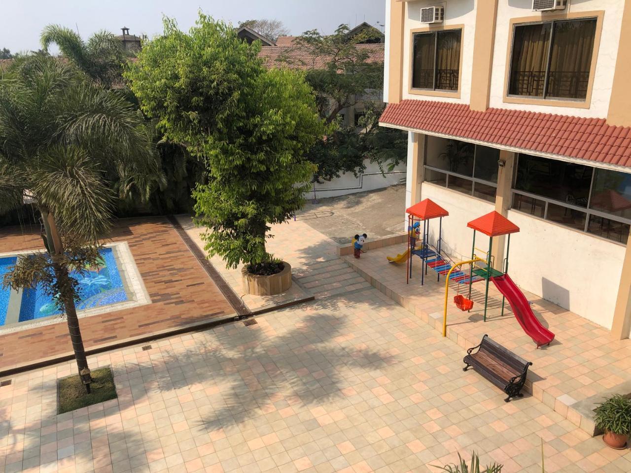 Resort Silver Hills Lonavala Buitenkant foto